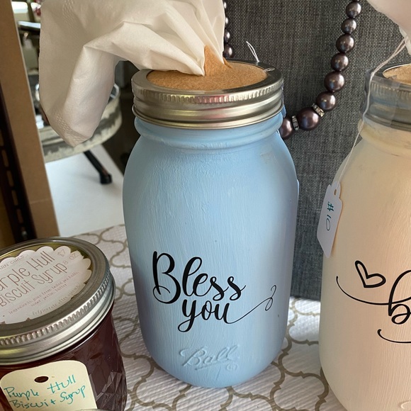 Decorated tissue holder - Picture 1 of 3